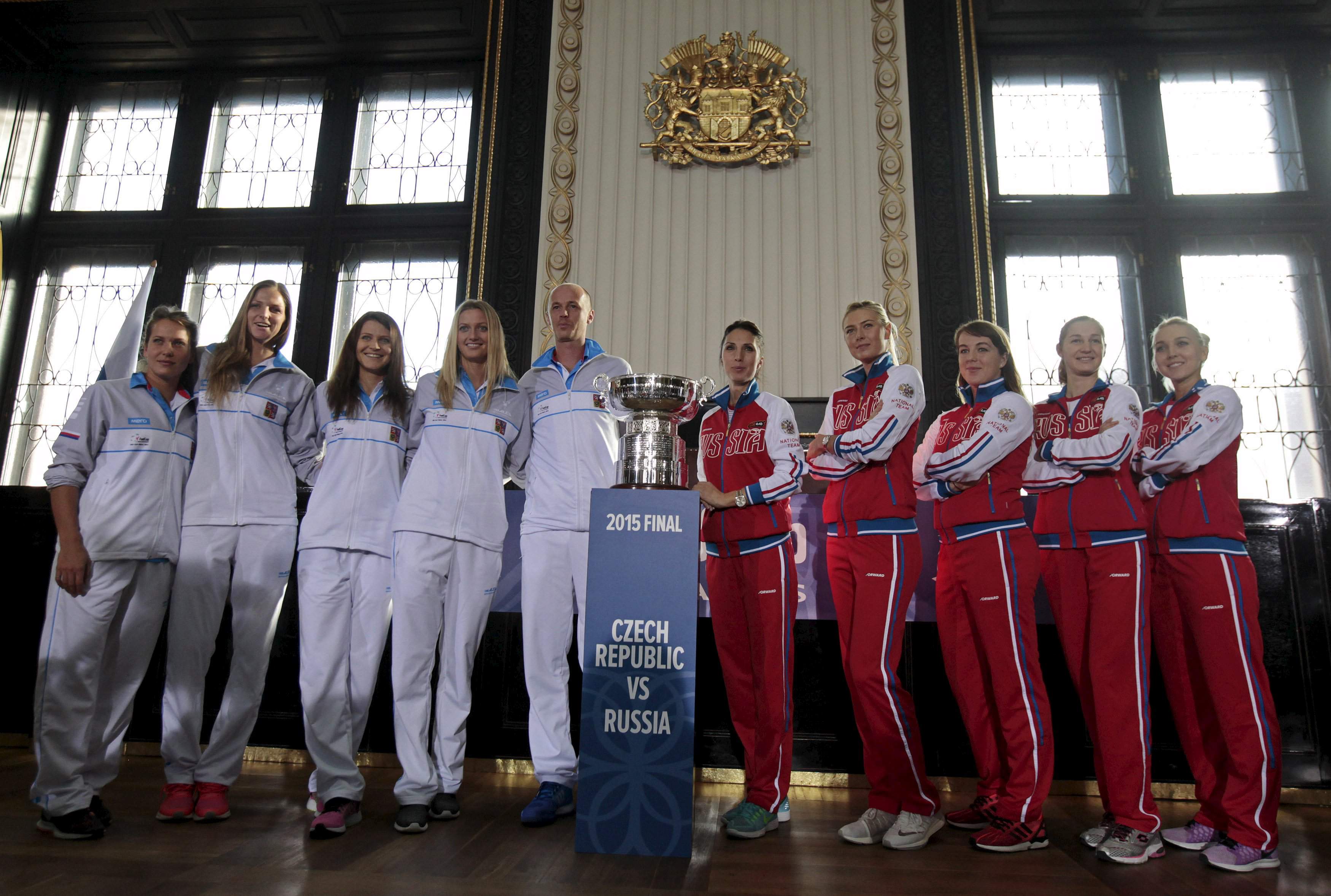 Teams of Czech Republic (L) and Russia pose with the trophy after the draw for the Fed Cup final in Prague November 13, 2015. Czech Republic will face Russia in the Fed Cup final tennis match on Saturday.    REUTERS/David W Cerny