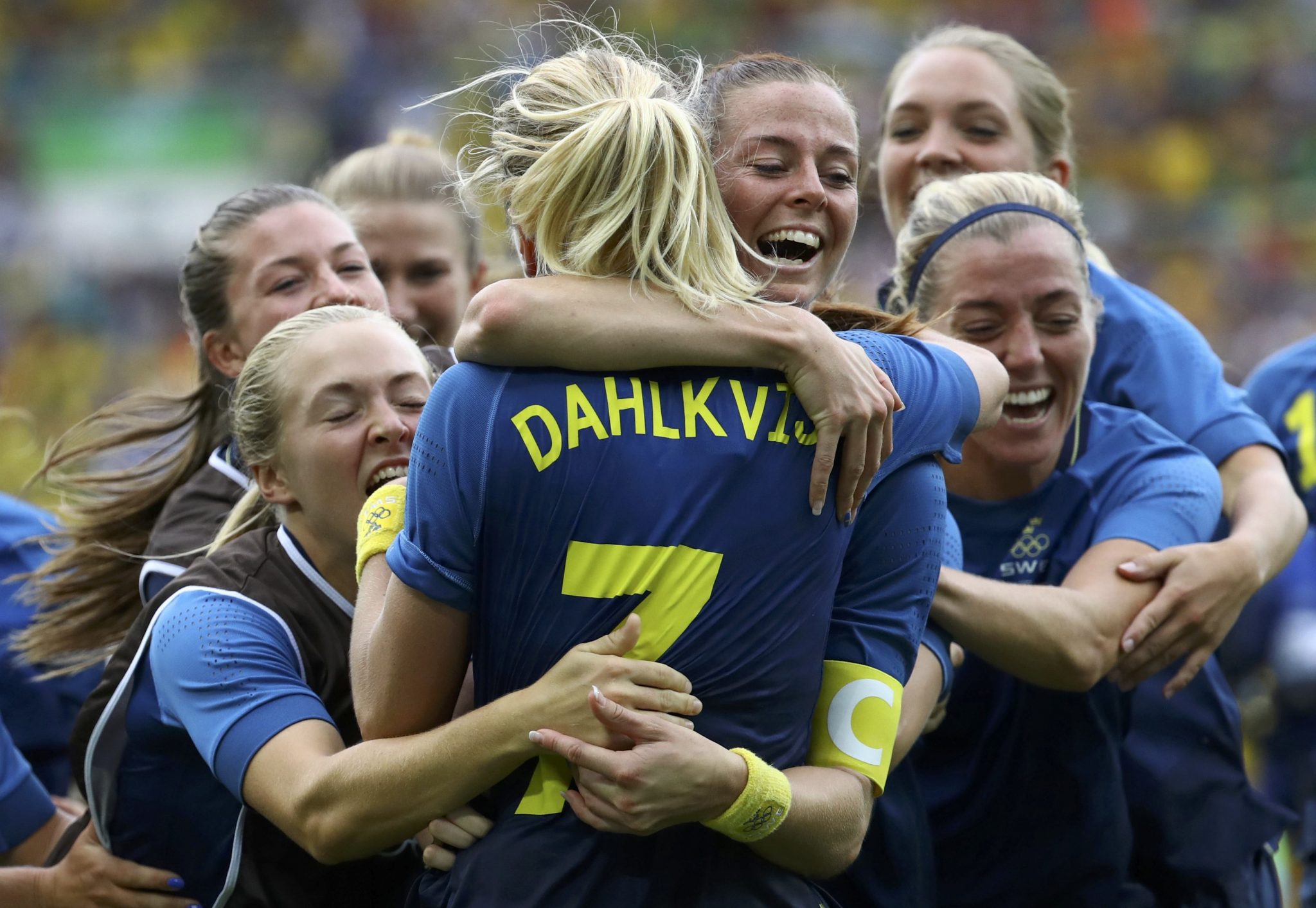 2016 Rio Olympics - Soccer - Semifinal - Women's Football Tournament Semifinal Brazil v Sweden - Maracana - Rio de Janeiro, Brazil - 16/08/2016. Lisa Dahlkvist (SWE) of Sweden (7) celebrates with teammates after scoring the winning goal during the penalty shoot out. REUTERS/Leonhard Foeger TPX IMAGES OF THE DAY FOR EDITORIAL USE ONLY. NOT FOR SALE FOR MARKETING OR ADVERTISING CAMPAIGNS.
