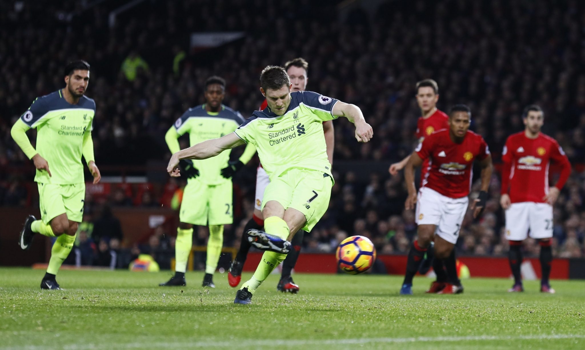 James Milner (Liverpool) střílí z penalty první gól v zápase s Manchesterem United