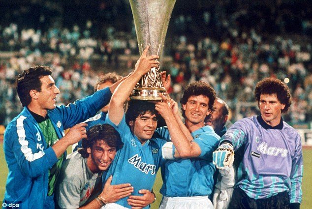 Diego Maradona vyhrál s Neapolí Pohár UEFA