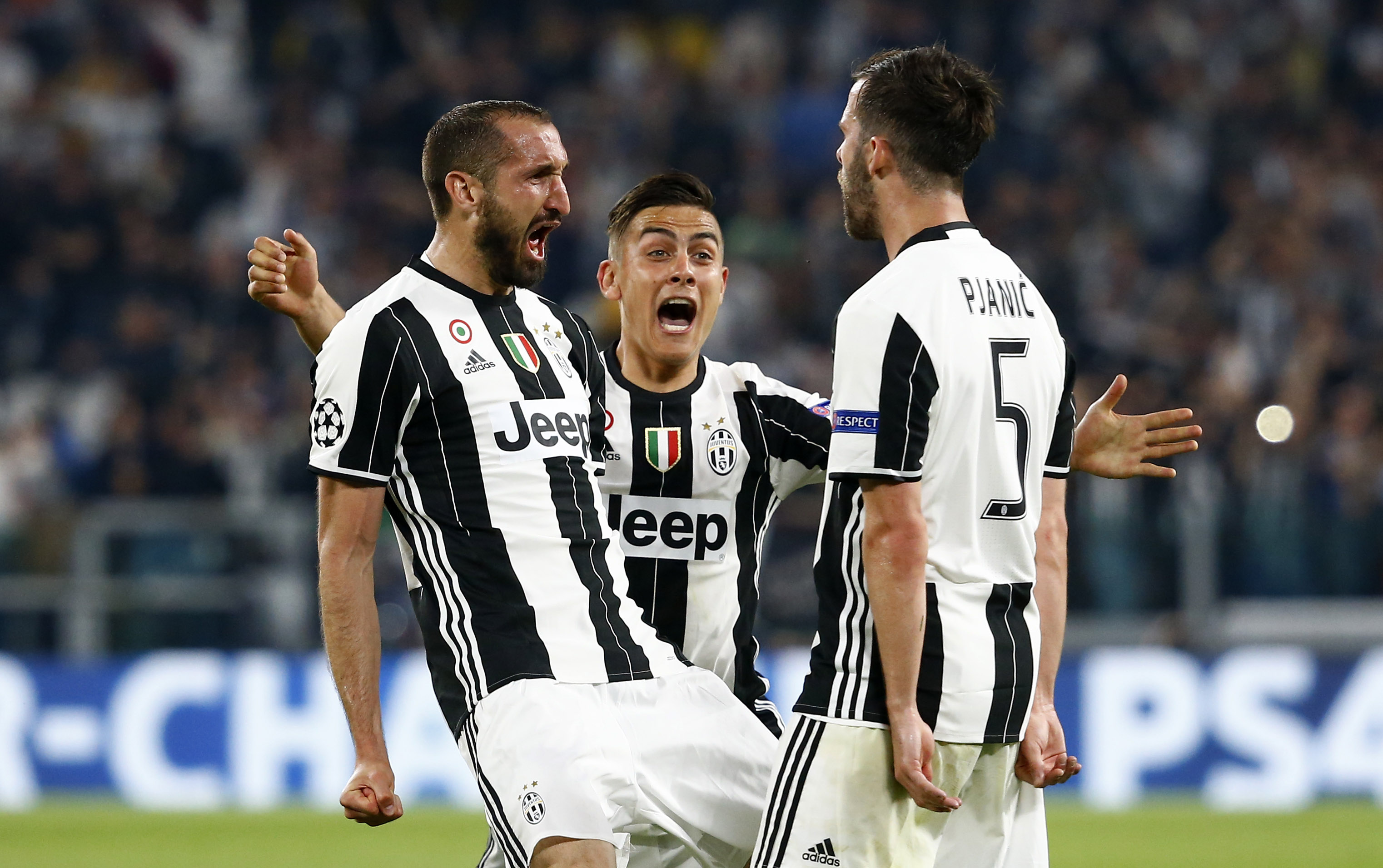 Giorgio Chiellini, Paulo Dybala a Miralem Pjanič (Juventus). Foto: Reuters