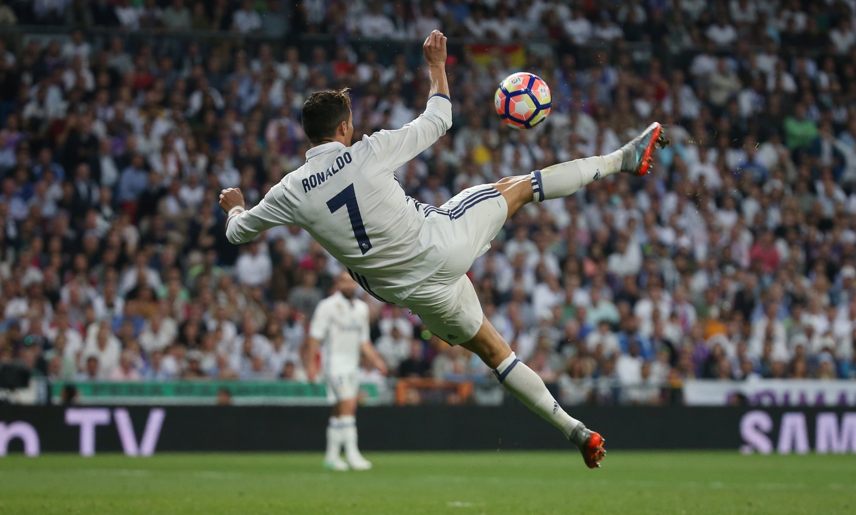 Cristiano Ronaldo to zkoušel ze všech pozic. (Real Madrid - Barcelona 2:3). Foto: Reuters