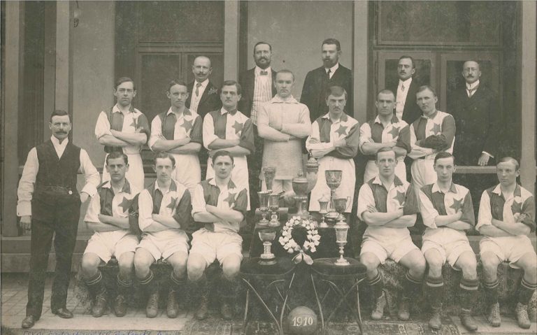John W. Madden a Slavia v roce 1910. Trenér stojí zcela vlevo. Foto: slavia.cz