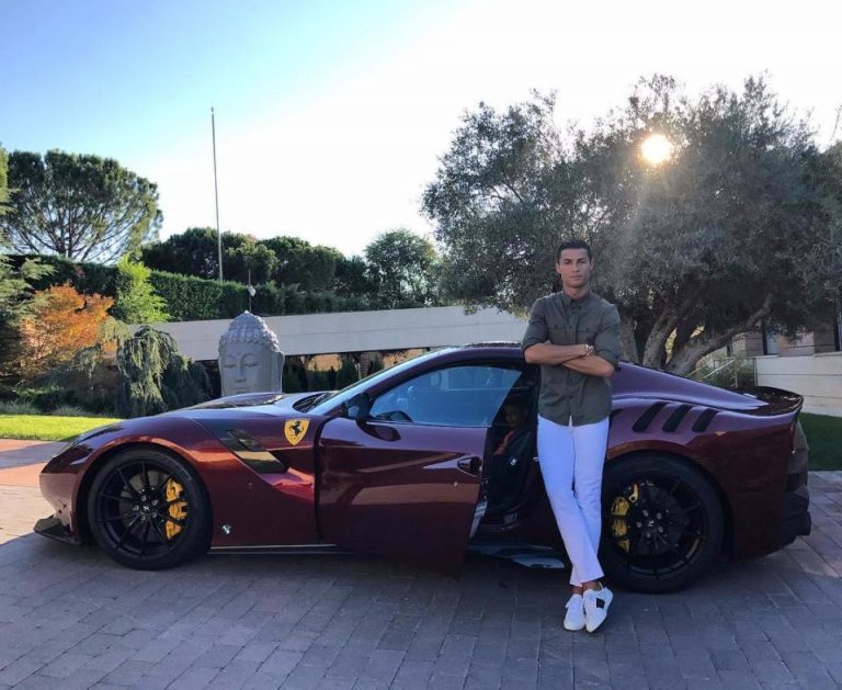 Cristiano Ronaldo a jeho nové Ferrari. Foto: Instagram