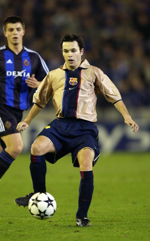 Andres Iniesta (Barcelona) a jeho debut v říjnu 2002 v zápase proti Bruggám. Foto: Getty Images
