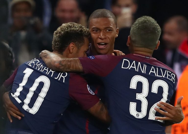 Kylian Mbappé, Neymar, Dani Alves (PSG). Foto: Getty Images