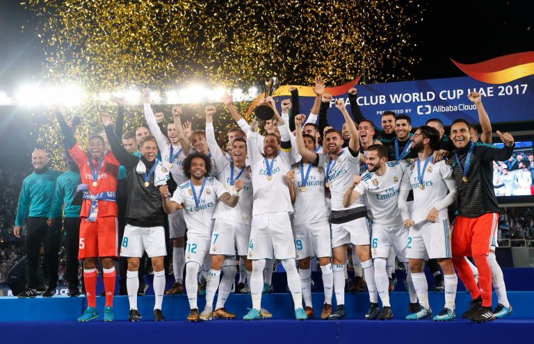 Real Madrid s trofejí za vítězství na MS klubů. Foto: Twitter